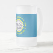 米国サウスダコタ州旗を持つ曇りガラス製マグ フロストグラスビールジョッキ (正面右)