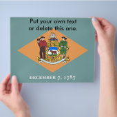 米国デラウェア州旗を持つフライヤー チラシ (手)