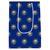 米国ニューハンプシャー州旗を持つ抱き枕 ミディアムペーパーバッグ (裏面)