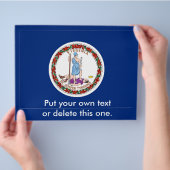 米国バージニア州旗を持つフライヤー チラシ (手)