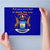 米国ミシガン州旗を持つフライヤー チラシ (手)