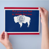 米国ワイオミング州旗を持つフライヤー チラシ (手)