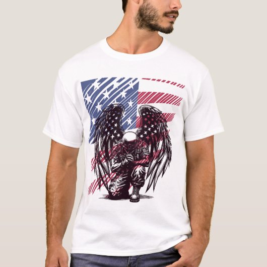 米国兵エンジェル祈ズ米国国旗の芸術 Tシャツ (正面)