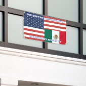 米国国旗とメキシコ国旗 – 多様性を支持 横断幕 (ビルの外側)