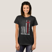 米国国旗と十字架を恐れる信仰 Tシャツ (正面フル)