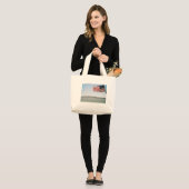 米国国旗と海岸線 ラージトートバッグ (正面(モデル))