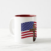 米国国旗と険しい十字架 ツートーンマグカップ (正面左)