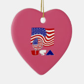 米国国旗のサッカーボール深い赤い背景ハート セラミックオーナメント (右)