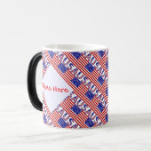 米国国旗のタイル色パーソナライズされた赤 モーフィングマグカップ (正面左)