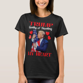 米国国旗のトランプを持つドナルド・トランプが盗みを犯した Tシャツ