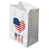 米国国旗のハート中抱き枕（愛国的な贈り物） ミディアムペーパーバッグ (正面アングル)