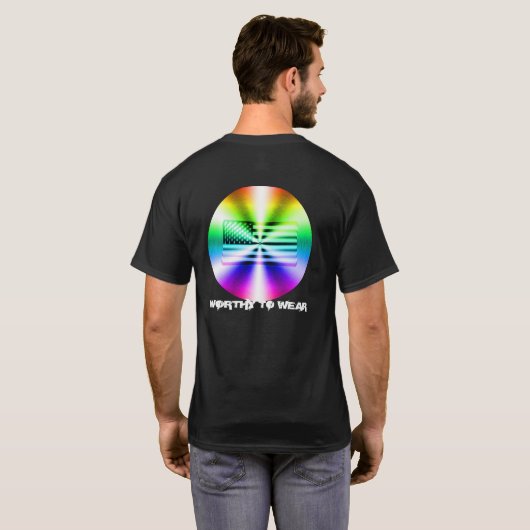 米国国旗のレインボーシールド – 衣服に値するTシャツ Tシャツ (裏面フル)