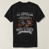 米国国旗の古い退役軍人の日にユニフォームのバックアメリもしックを置く Tシャツ (デザイン正面)