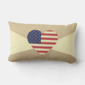 米国国旗の愛国的なハートヴィンテージレトロスタイルクリーム ランバークッション (裏面)