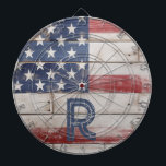 米国国旗の素朴赤白青 ダーツボード<br><div class="desc">このアメリカ国旗のダーツボードは素朴な星とストライプのデザインを備えている。ヴィンテージスタイルのフォントでイニシャルクールでカスタマイズ。これは7月4日、メモリアルデーと愛国的お祝いのための完璧な贈り物である。</div>