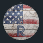 米国国旗の素朴赤白青 ダーツボード<br><div class="desc">このアメリカ国旗のダーツボードは素朴な星とストライプのデザインを備えている。ヴィンテージスタイルのフォントでイニシャルクールでカスタマイズ。これは7月4日、メモリアルデーと愛国的お祝いのための完璧な贈り物である。</div>