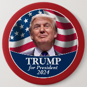 米国国旗の赤のドナルド・トランプ縁ど写真 缶バッジ (正面)