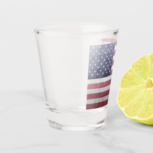 米国国旗の赤白青アメリカ幾何学的メッシュ ショットグラス (左)