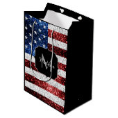 米国国旗の赤白青スパークルグリッターモノグラム ミディアムペーパーバッグ (正面アングル)