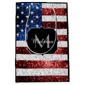 米国国旗の赤白青スパークルグリッターモノグラム ミディアムペーパーバッグ (正面)