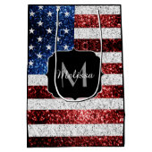 米国国旗の赤白青スパークルグリッターモノグラム ミディアムペーパーバッグ (裏面)