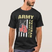米国国旗の迷彩柄誇りを持った米国陸軍退役軍人 Tシャツ (正面)