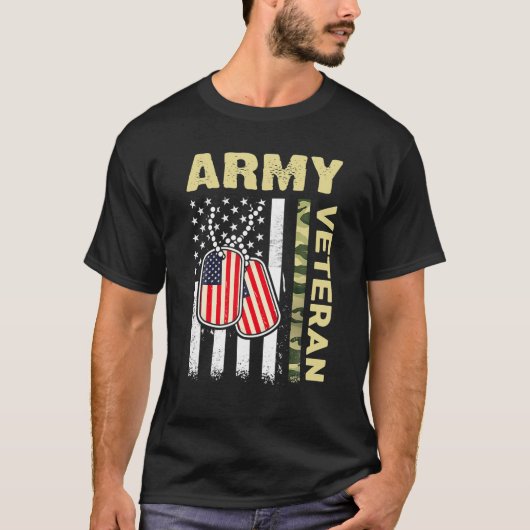 米国国旗の迷彩柄誇りを持った米国陸軍退役軍人 Tシャツ (正面)