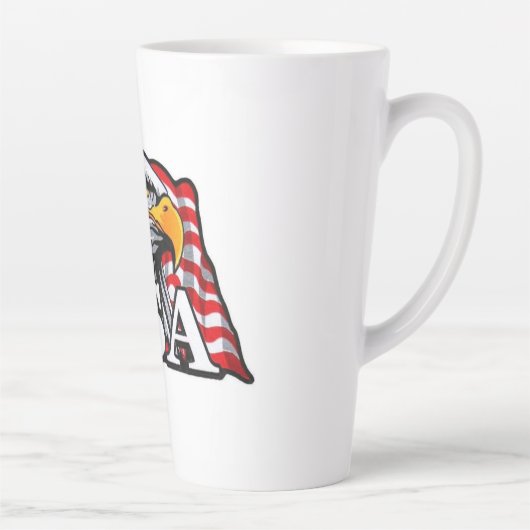 米国国旗を持つアメリカのハゲのワシ – 愛国的なアメリカ カフェラテマグ (右)