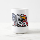 米国国旗を持つアメリカのハゲのワシ – 愛国的なアメリカ コーヒーマグカップ (中央)