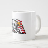 米国国旗を持つアメリカのハゲのワシ – 愛国的なアメリカ ジャンボコーヒーマグカップ (正面右)