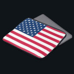 米国国旗 – アメリカ合衆国 – 愛国心 ラップトップスリーブ<br><div class="desc">アメリカ – アメリカ合衆国 – 旗 – 愛国心 – 独立記念日 – 7月4日 – カスタマイズ – 選択/追加文字/色/画像 – あなたの特別なギフトを作ユニークる – サイズ変更し、移動または削除し、カスタマイズツールで要素/画像を追加。1000以上のZazzle製品にデザインを転送することもできる。</div>