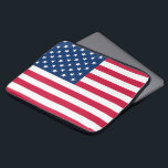 米国国旗 – アメリカ合衆国 – 愛国心 ラップトップスリーブ<br><div class="desc">アメリカ – アメリカ合衆国 – 旗 – 愛国心 – 独立記念日 – 7月4日 – カスタマイズ – 選択/追加文字/色/画像 – あなたの特別なギフトを作ユニークる – サイズ変更し、移動または削除し、カスタマイズツールで要素/画像を追加。1000以上のZazzle製品にデザインを転送することもできる。</div>