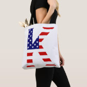 米国国旗stcntにオーバーレイされたKモノグラム トートバッグ (クローズアップ)