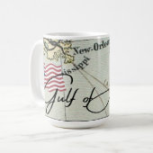 米国地図とアメリカ国旗の新しい湾岸の名前 コーヒーマグカップ (正面左)