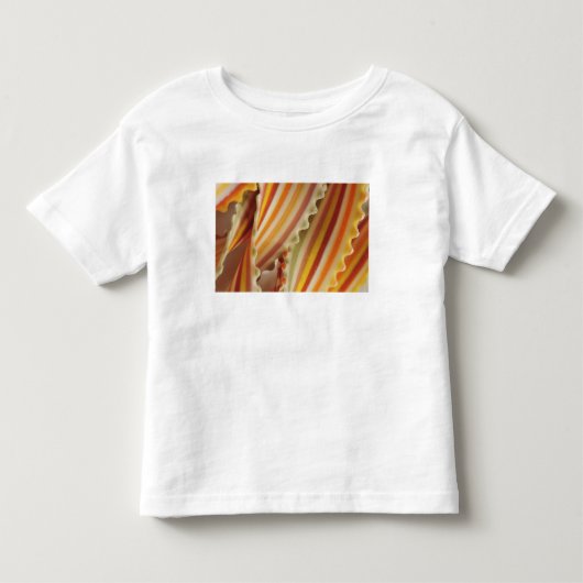 米国干し虹パスタ麺のクローズアップ。 トドラーTシャツ (正面)