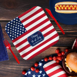米国愛国国旗7月4日家族名 ペーパープレート<br><div class="desc">アメリカの愛国的な旗を紹介"7月の幸せ4th"家族の名前のキッチンデコールデザイン公式の州の色統一された、あなたの独立記念日のお祝いに完璧な追加！愛国心とフェスティバルの空気を融合するこのデザインにスタイルして、あなたのアメリカのプライドを見せなさい。詳細に鮮やか対する色と細心の注意を払って作られた私たちのアメリカ国旗のデザインは、キッチンはっきりした宇宙の中心となる。それぞれの作品はオールド・グローリーの象徴的な星とストライプを備え、国家のプライドと団結の感覚を放つ。しかし、この装飾を真に際立たせているのは、カスタマイズ可能なtouchだ。家族の名前をデザインに追加しユニークて、国だけでな祝く、自分の伝統やアイデンティティを表す個人の声明を作成する。独立の日を定義する自由と一感じ致の精神を尊重しながら、キッチンをより家のように作る素晴らしい方法である。あなたはのフェスティバル料理の開催、愛する人との集まり、または単にあなたのキッチンを愛国的な年の周りに注入したいしゃれているか、私たちの愛国的な米国国旗"7月の幸せ4th"家族名のキッチンデコアイテムは完璧な選択である。彼らはアメリカの価値観の永遠の象徴であり、私たちが保持する自由を心から思い出させ親愛ている。今すぐキッチンを赤、白、青のプライドで輝かせなさい！</div>