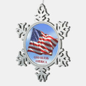米国旗のクリスマスのオーナメントの神はアメリカを賛美します スノーフレークピューターオーナメント (右)