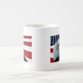 米国旗のマグに対する白頭鷲 コーヒーマグカップ (中央)