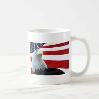 米国旗のマグに対する白頭鷲 コーヒーマグカップ