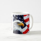 米国旗のマグの北アメリカの白頭鷲 コーヒーマグカップ (正面右)
