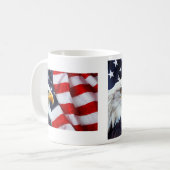 米国旗のマグの北アメリカの白頭鷲 コーヒーマグカップ (正面左)