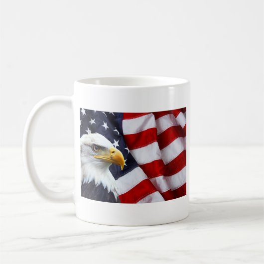 米国旗のマグの北アメリカの白頭鷲 コーヒーマグカップ (左)