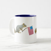米国旗のマグを持つリス ツートーンマグカップ (正面左)