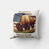 米国旗の前に立つバッファロー クッション (裏面)