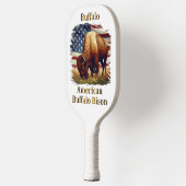 米国旗の前に立つバッファロー ピックルボールラケット (左)