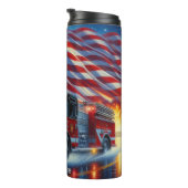 米国旗の反射を持つ消防車 タンブラー (回転右)