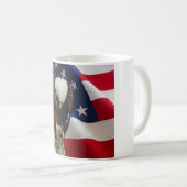 米国旗の祈るマグの悲しいワシ コーヒーマグカップ (正面右)
