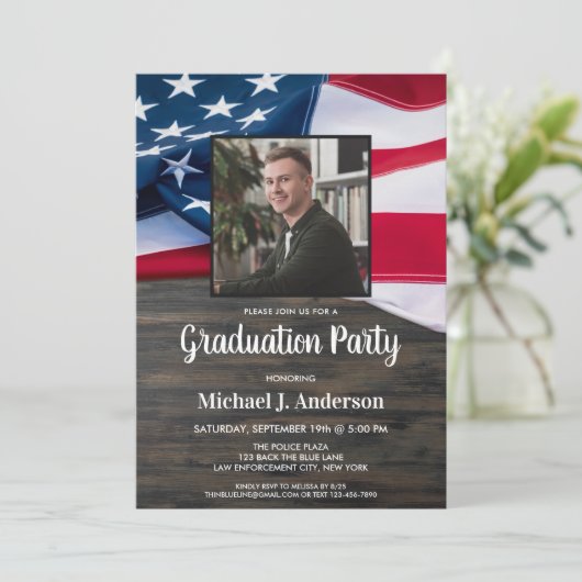 米国旗の警察官写真卒業式インビ 招待状 (スタンド正面)