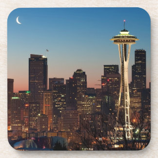 米国旗は上昇の月の間で飛びます コースター