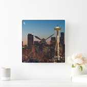 米国旗は上昇の月の間で飛びます スクエア壁時計 (ホーム)